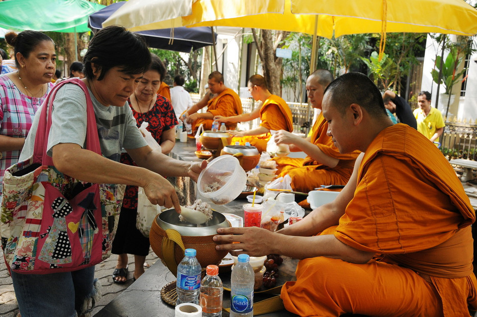 Đích thân Phật tử phải dâng tận tay những lễ phẩm lên chư Tăng. (Ảnh: Sơn Nam-Quang Thuận/Vietnam+)