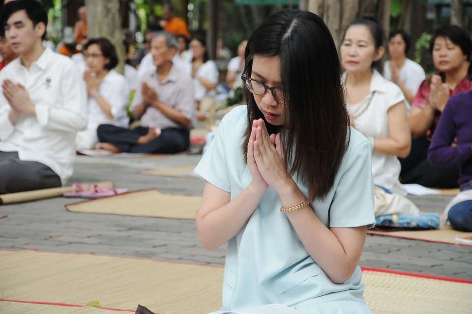 Phật tử đủ mọi lứa tuổi, nghề nghiệp đều thành tâm tham dự lễ cúng dường. (Ảnh: Sơn Nam-Quang Thuận/Vietnam+)