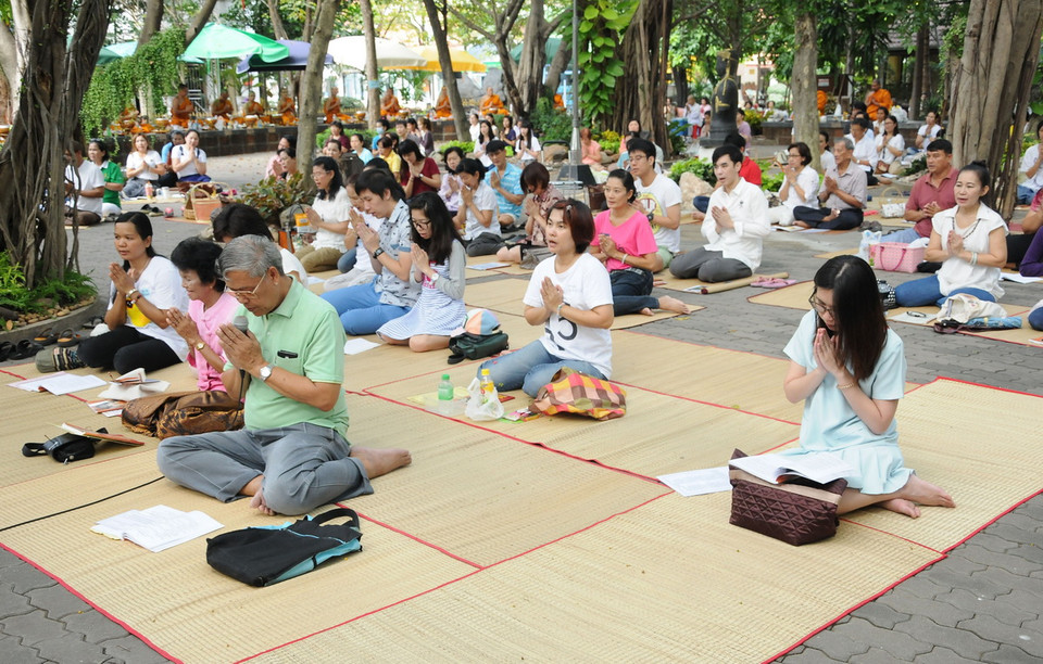 Phật tử thành tâm cầu phúc, an lành cho gia đình và người thân. (Ảnh: Sơn Nam-Quang Thuận/Vietnam+)