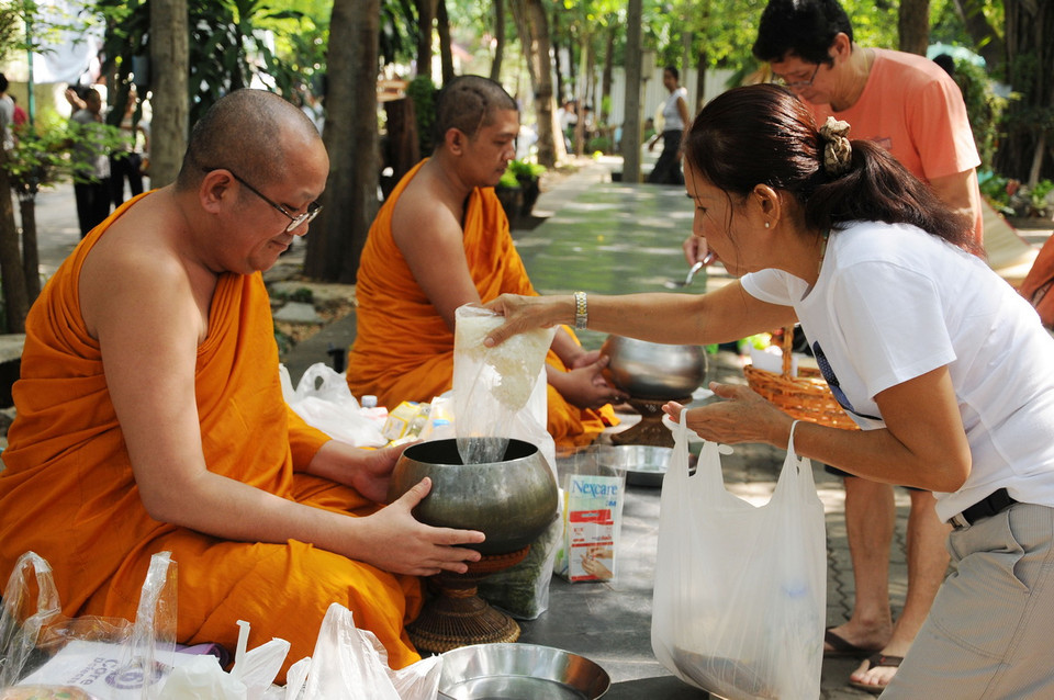 Thành kính dâng lễ phẩm lên chư Tăng. (Ảnh: Sơn Nam-Quang Thuận/Vietnam+)