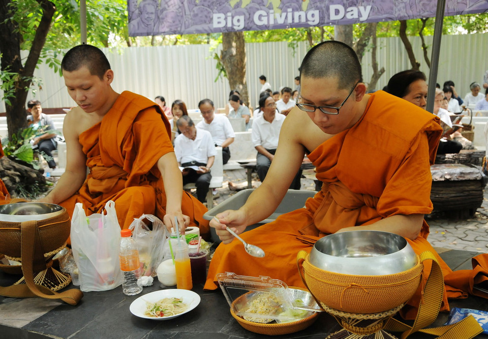 Kết thúc phần cầu phúc cho Phật tử, chư Tăng dùng bữa từ những lễ vật mà Phật tử cúng dường. (Ảnh: Sơn Nam-Quang Thuận/Vietnam+)