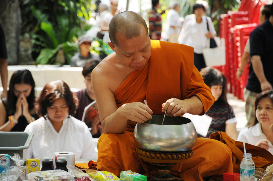 Theo giáo lý nhà Phật, bữa ăn của chư Tăng phải kết thúc trước 12 giờ trưa. (Ảnh: Sơn Nam-Quang Thuận/Vietnam+)