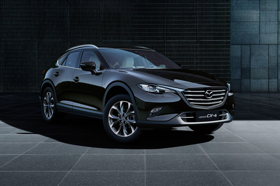 CX-4 có kiểu dáng đẹp và phong cách hơn so với CX-5, được ra mắt năm 2015.