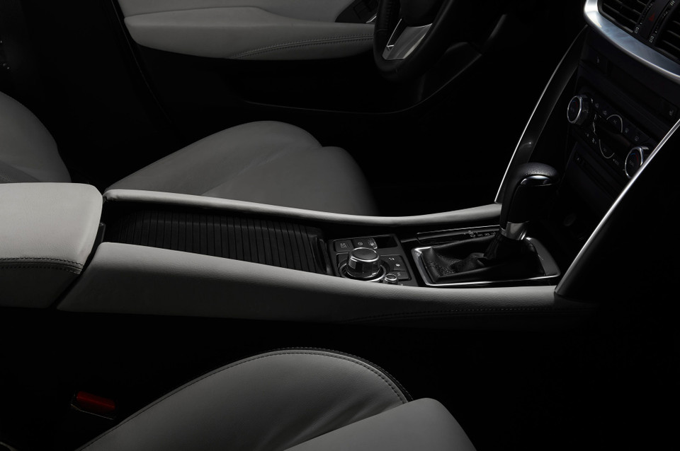 Trung tâm điều khiển xe với hộp số 6 cấp.