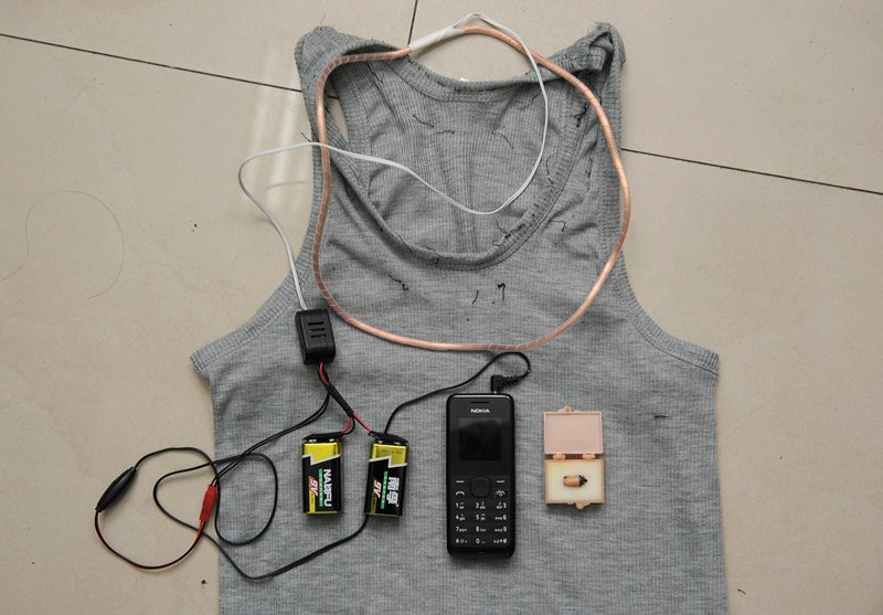 Một thiết bị gian lận thi tinh vi bị phát hiện ở Thành Đô, tỉnh Tứ Xuyên. (Nguồn: Businessinsider)