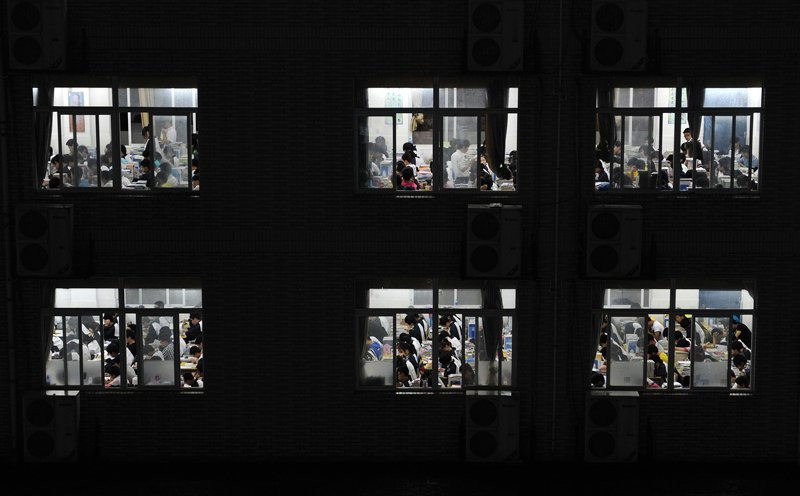 Các sinh viên ở An Huy tự học buổi tối. 9.8 triệu thí sinh đã tham gia thi đại học ở Trung Quốc năm ngoái, trong khi đó, kỳ thi đại học ở Mỹ chỉ có 1.8 triệu thí sinh. (Nguồn: Businessinsider)