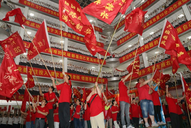 Một bài tập cải thiện tinh thần ở Hành Thủy, tỉnh Hà Bắc. Các học sinh vẫy cờ và hét to: ‘Tiến lên Hành Thủy, trường học là số 2, bạn là số 1.’ (Nguồn: Businessinsider)