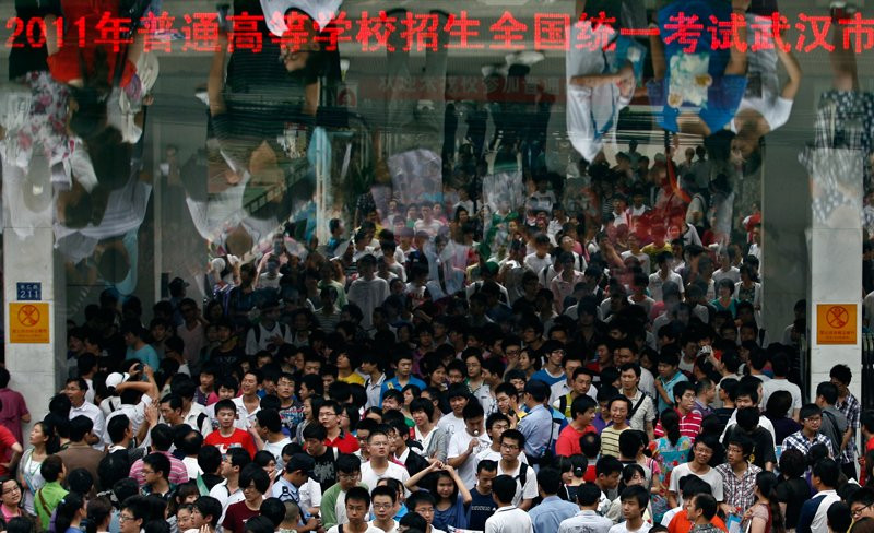 Thí sinh bước khỏi phòng thi sau khi kết thúc ngày thi đầu tiên. (Nguồn: Businessinsider)