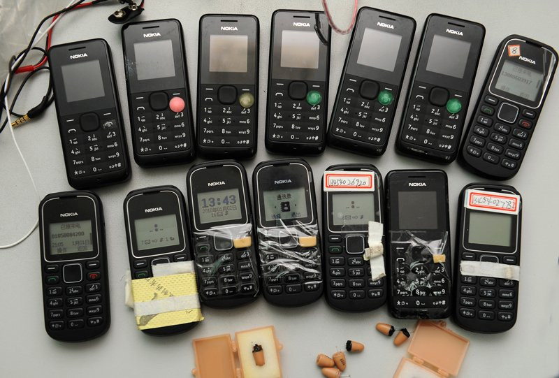 Những chiếc điện thoại dùng để gian lận trong kỳ thi. Bộ Giáo dục cho biết những thí sinh bị phát hiện gian lận trong kỳ thi sẽ bị tước bỏ quyền thi đại học trong vòng 1 tới 3 năm. (Nguồn: Businessinsider)