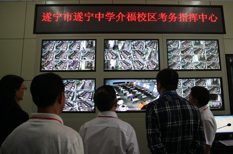 Các giám thị ở tỉnh Tứ Xuyên đang theo dõi qua màn hình để đề phòng trường hợp thí sinh gian lận. Một vài trường chất lượng còn đặt máy quay an ninh trong lớp học để theo dõi quá trình làm bài. (Nguồn: Businessinsider)