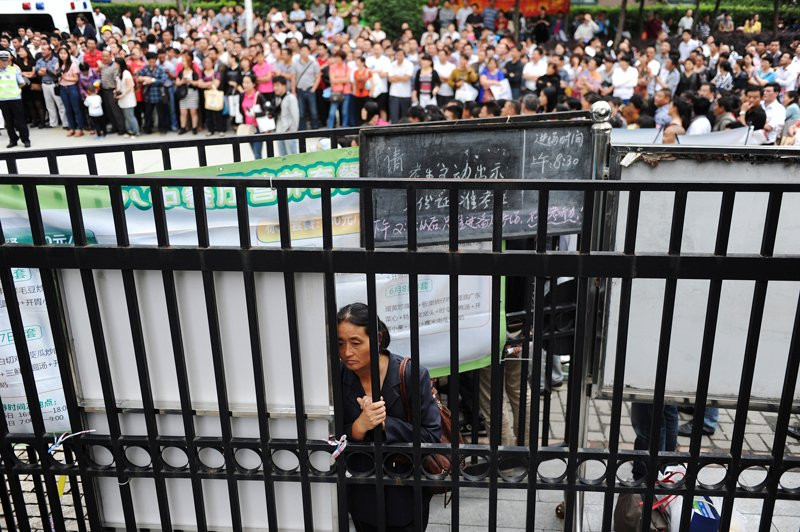 Một bà mẹ ở Hợp Phì, tỉnh An Huy đang đứng bên ngoài trường thi. Một vài địa điểm thi, các nhà quản lý còn cấm ca hát nơi công cộng (một hoạt động cộng đồng phổ biến của người cao tuổi Trung Quốc) trong vòng 175m xung quanh cụm thi để giữ trật tự cho thí sinh. (Nguồn: Businesinsider)