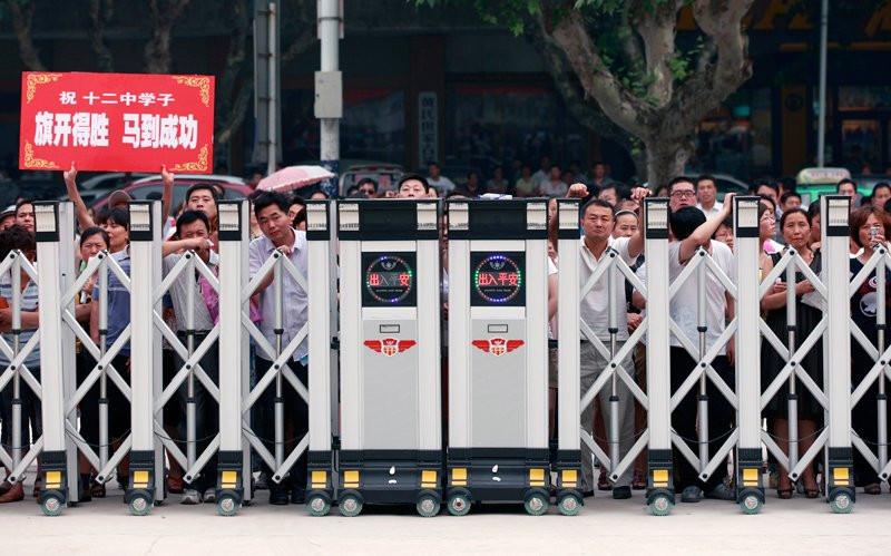 Các bậc phụ huynh ở An Huy đang chờ đợi con hoàn thành bài thi. (nguồn: Businessinsider)