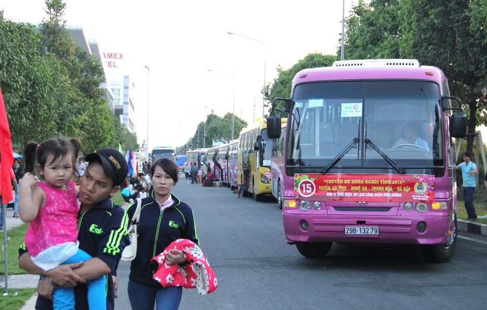 Đến thời điểm này, gần 100 doanh nghiệp tự tổ chức những 'chuyến xe nghĩa tình' đưa khoảng hơn 12.000 lao động về quê đón Tết. (Ảnh: Dương Chí Tưởng/Vietnam+)