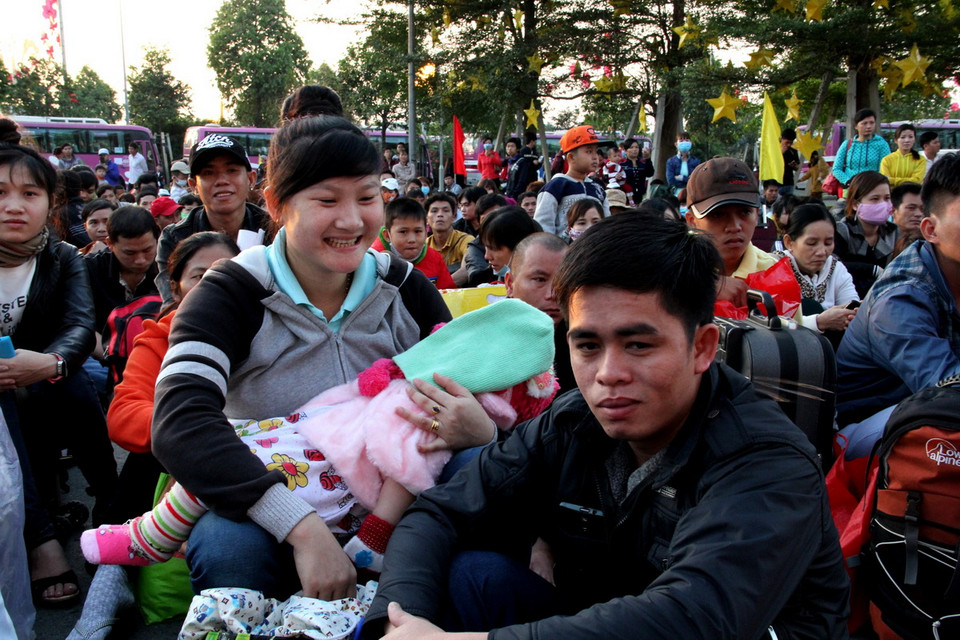 Nét mặt hào hứng của công nhân về quê ăn Tết. (Ảnh: Dương Chí Tưởng/Vietnam+)