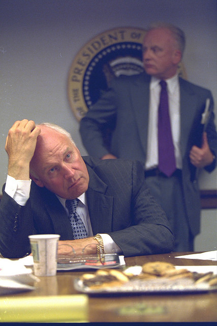 Chuyên gia chiến lược chống khủng bố Richard Clarke (đứng) quản lý mọi động thái ở Nhà Trắng. (Nguồn: Pbs.org)