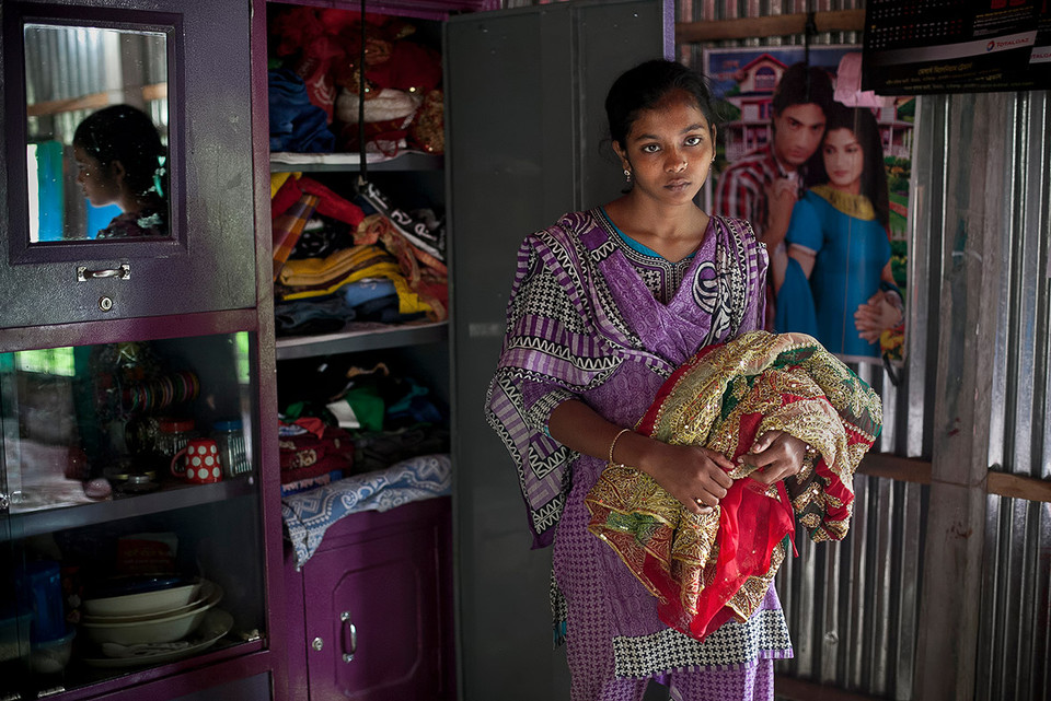 Mousammat Akhi Akhter đang cầm chiếc váy cưới của mình. (Nguồn: Getty Images)