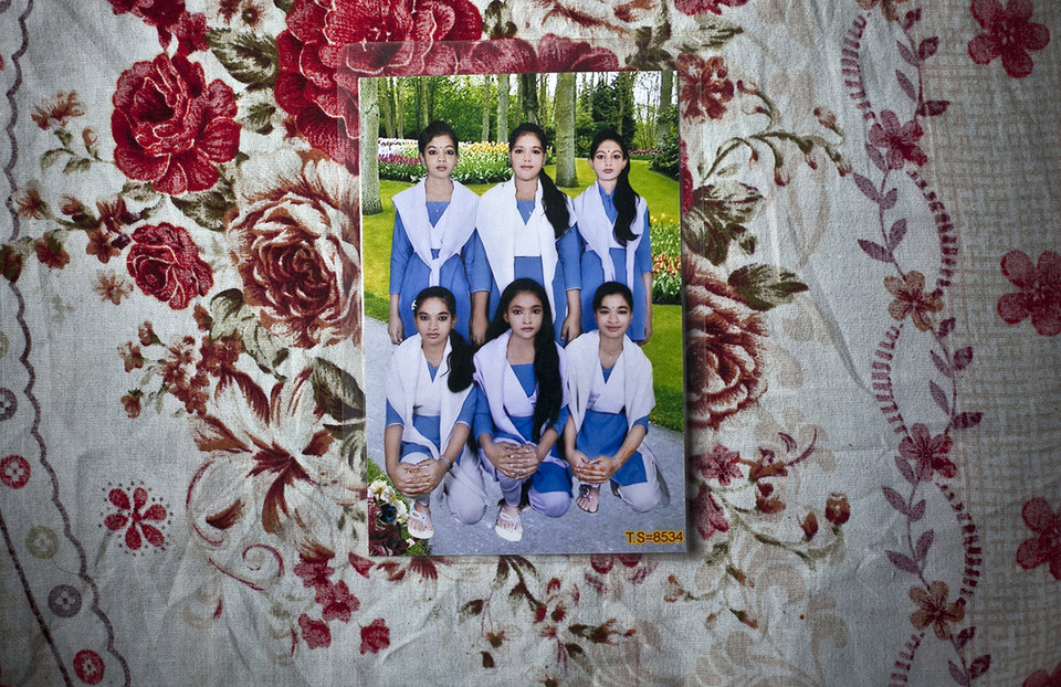 Bức ảnh hồi lớp 6 của Mousammat Akhi Akhter (trên, bên trái). (Nguồn: Getty Images)