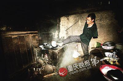 Ông Chen chia sẻ: 'Mặc dù không có tay nhưng tôi vẫn sử dụng chân rất tốt.' Ông ​Chen cũng rất tức giận nếu có ai đó bảo ông nên đi ăn xin ở bến xe bởi những người ăn xin có thể kiếm được nhiều tiền hơn. (Nguồn: CCTVNews)