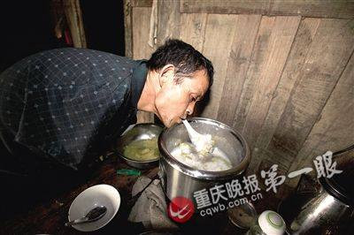 Chen Xingyin, một nông dân 48 tuổi ở Trùng Khánh, đã phải chăm sóc cho mẹ mình trong nhiều năm nay mặc dù anh đã mất hai cánh tay trong vụ tai nạn hồi 7 tuổi. (Nguồn: CCTVNews)