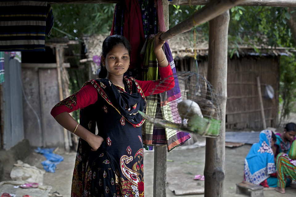 Shima Akhter, 14 tuổi, đang đứng trước hiên nhà ở Manikganj, Bangladesh. (Nguồn: Getty Images)