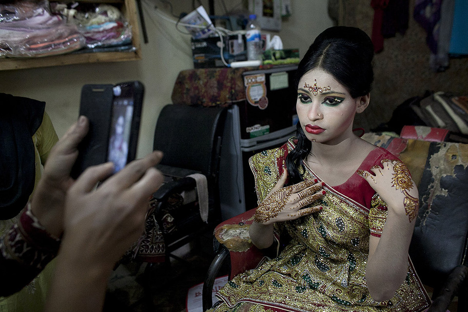 Nasoin Akhter chụp một tấm hình tại cửa hàng áo cưới. (Nguồn: Getty Images)