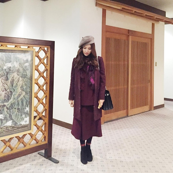 Trong chuyến đi Nhật lần này, Diễm My còn ghi điểm với bộ trang phục tông màu đỏ rượu đẹp mắt rất tinh tế.