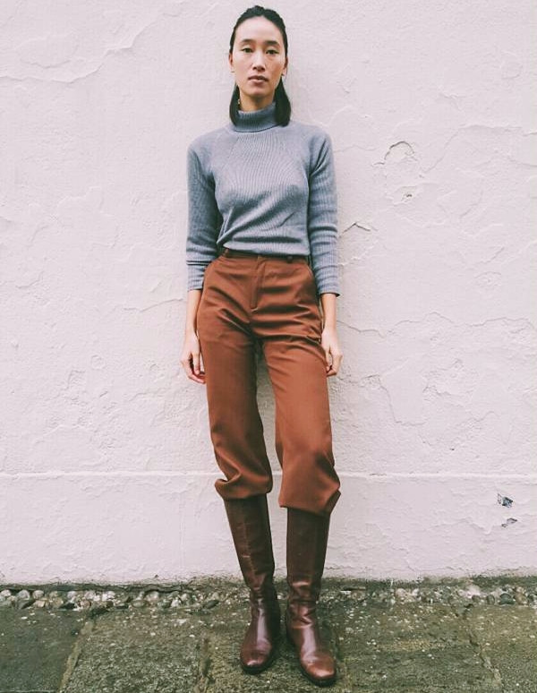 Camel và tông màu nâu trầm cũng là sự lựa chọn của Trang Khiếu khi làm việc tại Milan. Chân dài "bắt cặp" áo len cổ lọ màu xám cùng quần màu camel và đôi bốt cao cổ gam nâu trầm.