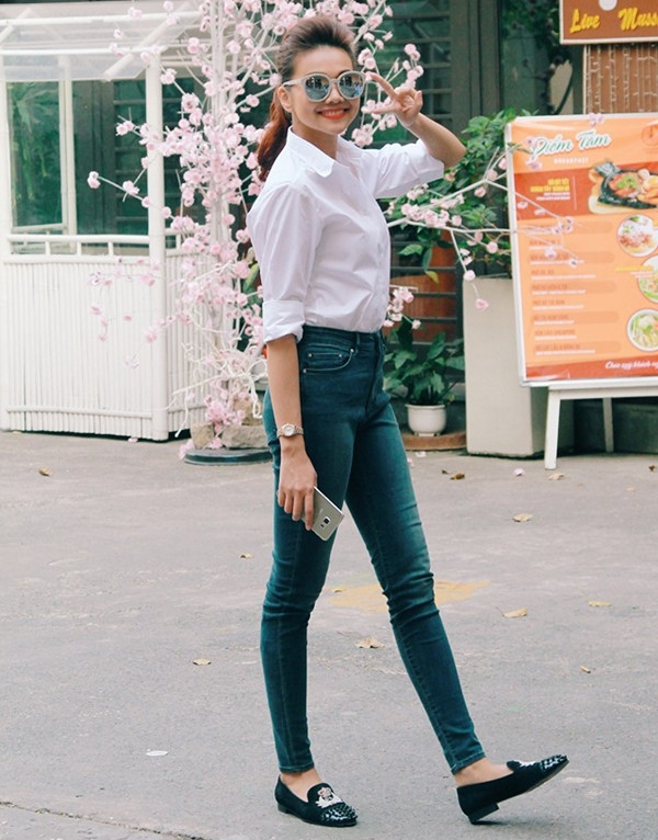 Cũng lựa chọn kính mắt tráng gương làm "gia vị" cho trang phục thêm thú vị, Thanh Hằng vẫn nổi bật ngay cả khi chỉ diện sơ mi và quần jeans đơn giản.