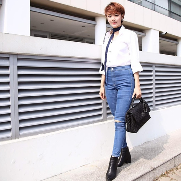 Sơ mi trắng, quần jeans cạp cao và bốt da là bộ ba món đồ được Minh Hằng "sủng ái" trong chuyến du lịch nước ngoài vừa qua.