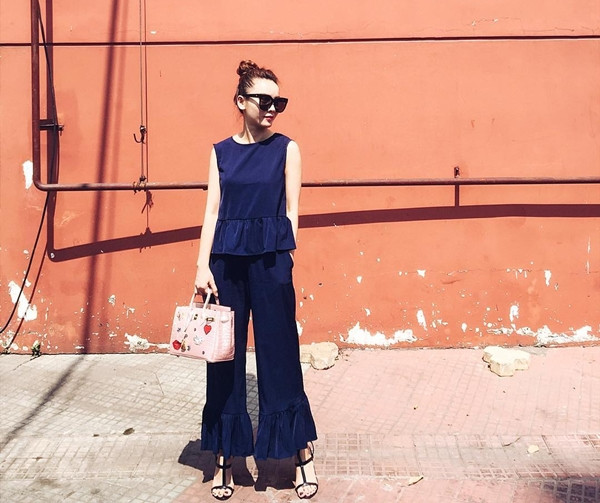 Bộ cánh đồng màu được phối theo phong cách "đồng bộ" sành điệu là "vũ khí" giúp Yến Trang khoe được gu thời trang nhạy bén. Cô còn khéo léo tạo điểm nhấn thu hút với túi xách màu hồng có gắn logo xinh xắn.