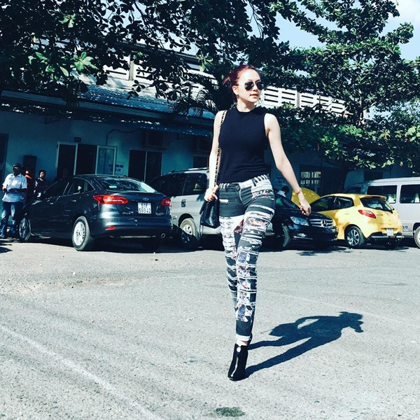 Thiều Bảo Trang "chất lừ" với combo trang phục áo sát nách đen và quần ôm họa tiết độc đáo. Bộ cánh phối cùng bốt da giúp nữ ca sĩ tôn vóc dáng nuột nà. 