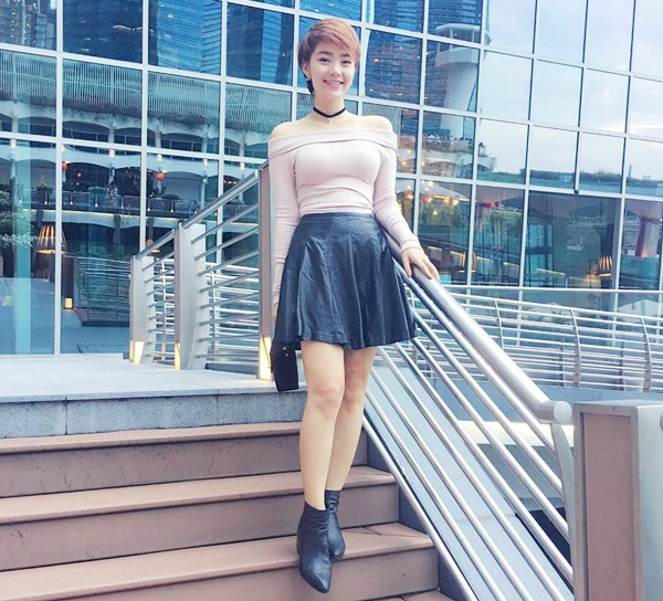 Vòng cổ choker cũng là phụ kiện nữ diễn viên đa tài say đắm. Minh Hằng mix món đồ xinh xắn này cùng áo hở vai, chân váy da làm nổi bật vẻ trẻ trung, quyến rũ.
