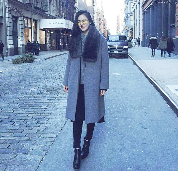 Tuyết Lan dạo phố ngày đông với bộ cánh năng động, không kém phần tinh tế. Chân dài tài năng tránh mùa rét ở New York bằng lớp áo, váy mix cùng quần leggings và áo khoác cổ lông thời thượng. 