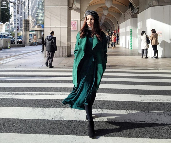 Bộ đôi đầm liền và áo khoác dáng dài đồng màu xanh cổ vịt đã giúp Diễm My 9X nổi bật trên đường phố Nhật Bản. Kiều nữ Việt không quên nhấn nhá nét yêu kiều bằng mũ nồi, món phụ kiện mang đậm nét hoài cổ (retro).