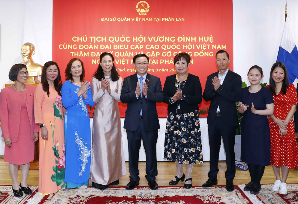 Chủ tịch Quốc hội Vương Đình Huệ chụp ảnh chung với các đại biểu. (Ảnh: Doãn Tấn/TTXVN)