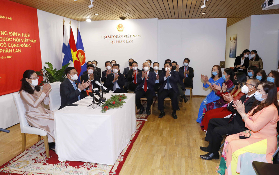 Chủ tịch Quốc hội Vương Đình Huệ nói chuyện với cán bộ, nhân viên Đại sứ quán và cộng đồng người Việt Nam tại Phần Lan. (Ảnh: Doãn Tấn/TTXVN)