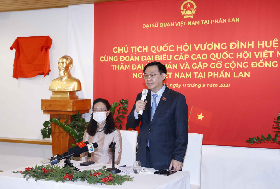 Chủ tịch Quốc hội Vương Đình Huệ nói chuyện với cán bộ, nhân viên Đại sứ quán và cộng đồng người Việt Nam tại Phần Lan. (Ảnh: Doãn Tấn/TTXVN)