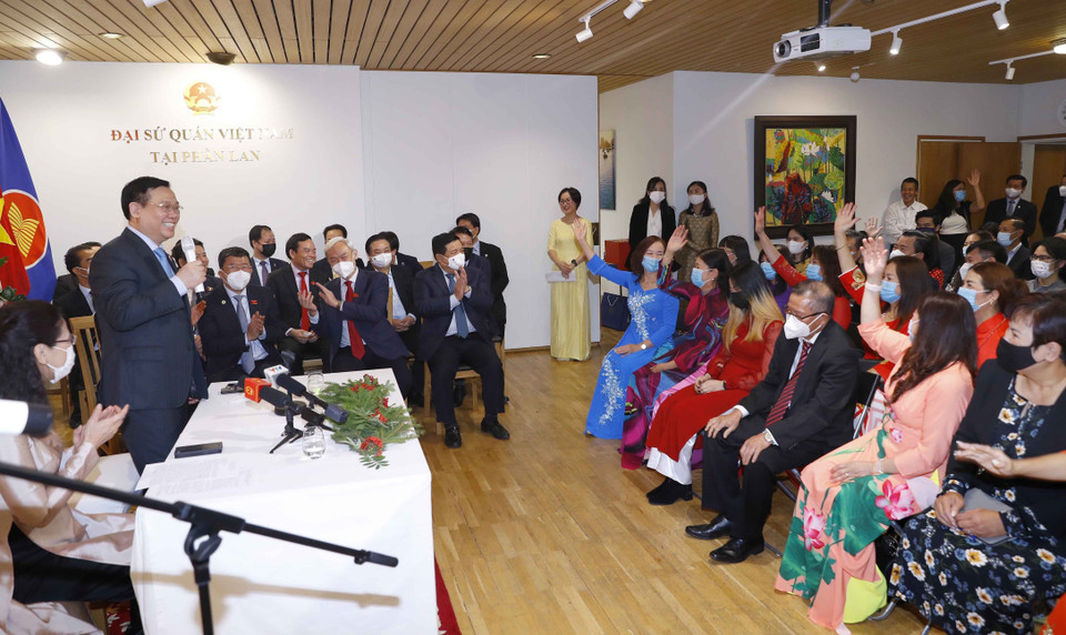 Chủ tịch Quốc hội Vương Đình Huệ nói chuyện với cán bộ, nhân viên Đại sứ quán và cộng đồng người Việt Nam tại Phần Lan. (Ảnh: Doãn Tấn/TTXVN)