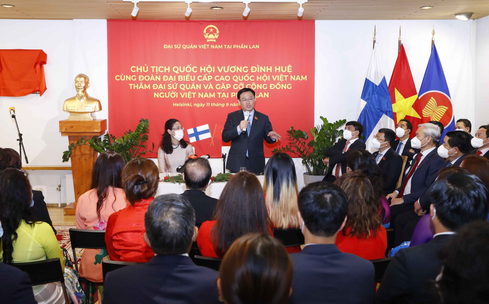 Chủ tịch Quốc hội Vương Đình Huệ nói chuyện với cán bộ, nhân viên Đại sứ quán và cộng đồng người Việt Nam tại Phần Lan. (Ảnh: Doãn Tấn/TTXVN)