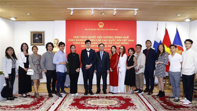 Chủ tịch Quốc hội Vương Đình Huệ chụp ảnh chung với các đại biểu. (Ảnh: Doãn Tấn/TTXVN)