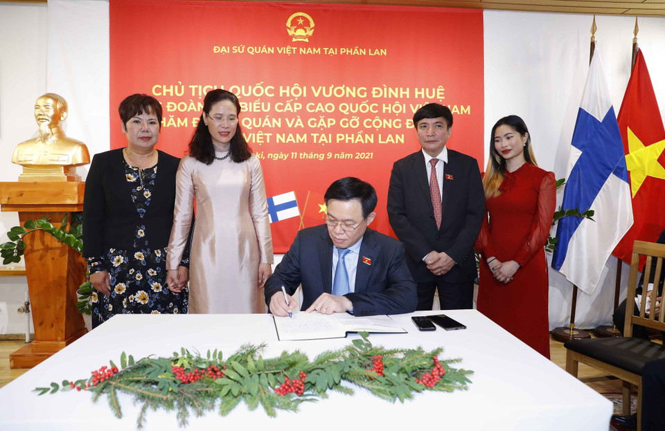 Chủ tịch Quốc hội Vương Đình Huệ viết lưu bút. (Ảnh: Doãn Tấn/TTXVN)