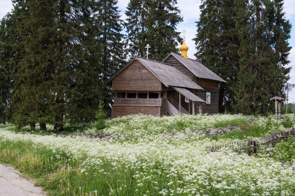 Ở trung tâm của ngôi làng, du khách có thể thấy Nhà thờ Đức mẹ Smolensk cổ kính. Theo truyền thuyết, ngày xưa có một chiến binh dũng cảm đã làm rơi dây chuyền thập giá của mình ở đó. Người dân trong làng tìm thấy và đưa nó đi nơi khác, nhưng sáng hôm sau, dây chuyền lại xuất hiện đúng nơi người ta tìm ra nó. Vì vậy, người trong làng đã xây nhà thờ tại nơi đó. (Nguồn: Sputniknews)