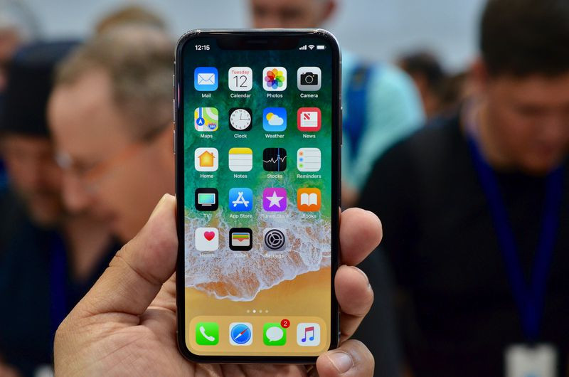 Mặt trước của iPhone X. (Nguồn: theverge.com)