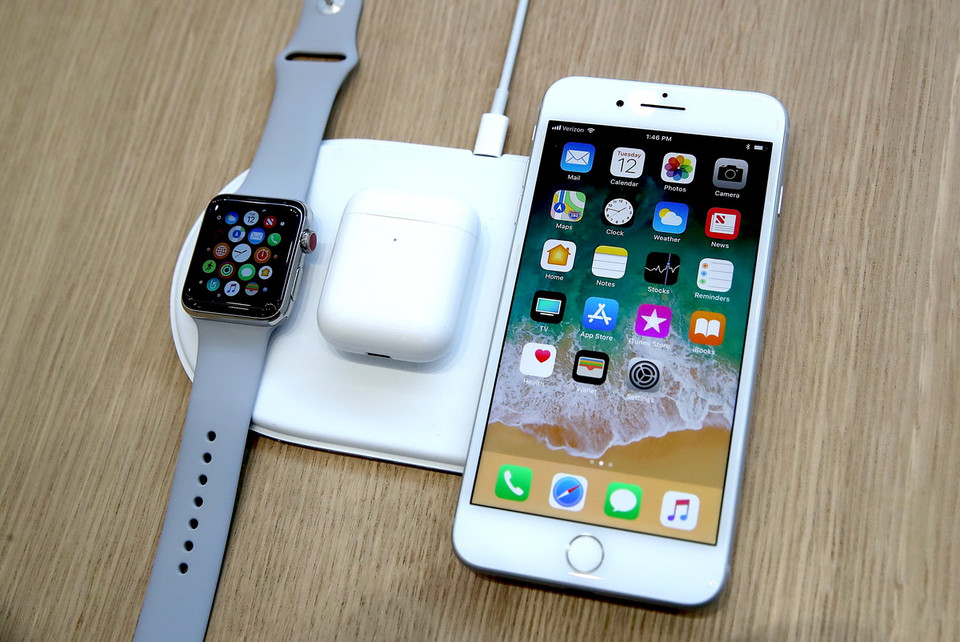 Apple Watch 3 cùng iPhone 8 trên đế sạc không dây. (Nguồn: AFP/TTXVN)