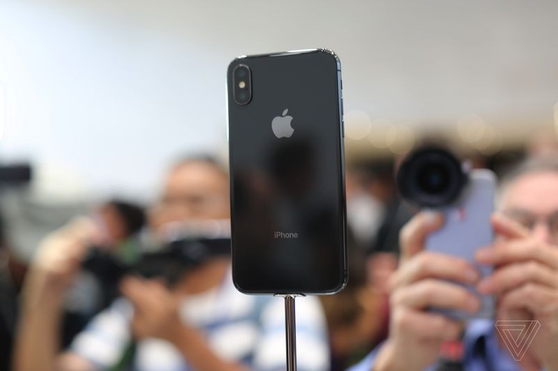 Mặt sau iPhone X. (Nguồn: The Verge)