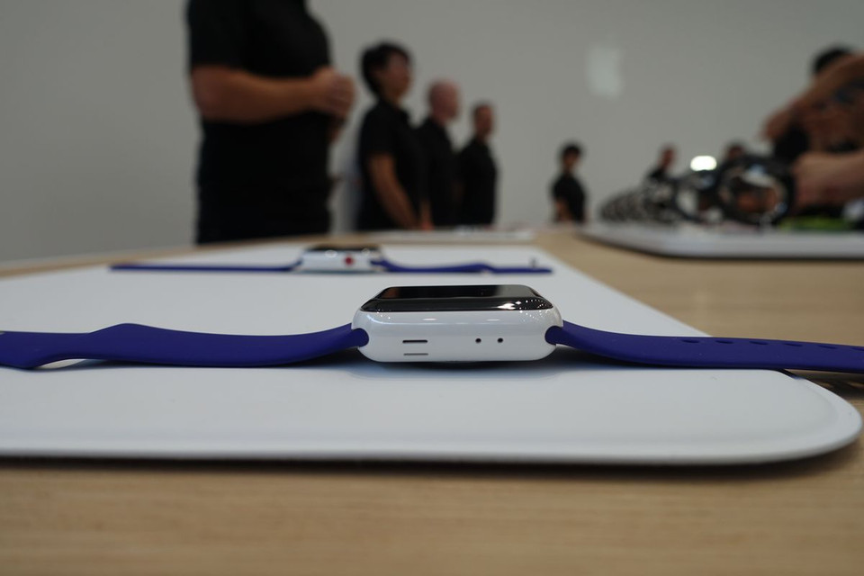Cạnh bên của Apple Watch 3. (Nguồn: The Verge)