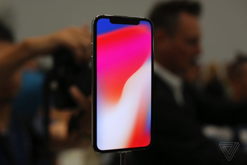 iPhone X. (Nguồn: The Verge)