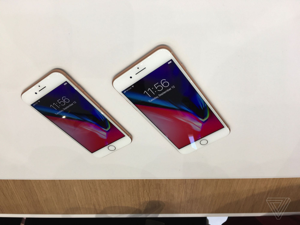 Bộ đôi iPhone 8 và iPhone 8 Plus. (Nguồn: The Verge)