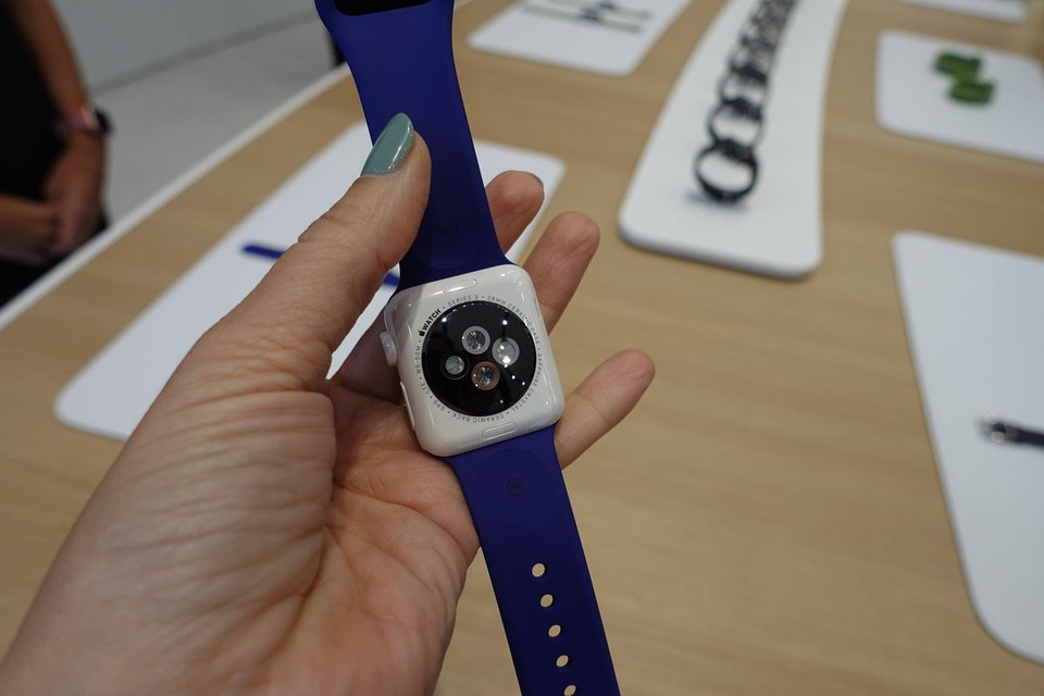 Mặt sau của Apple Watch 3. 