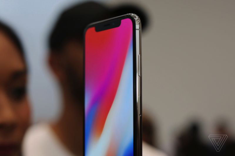 Cận cảnh một góc của iPhone X. (Nguồn: The Verge)